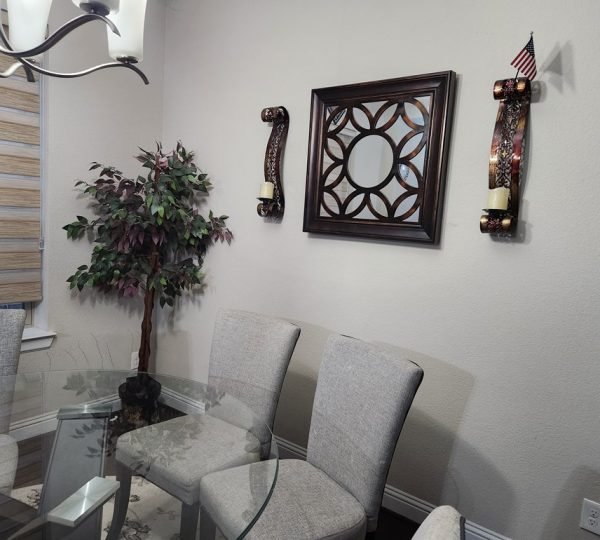 Round-Glass-Top-Dining-Set-With-Decors1.jpg